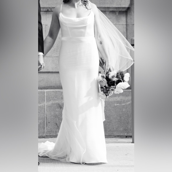 Timeless and elegant Sarah Seven wedding gown. Used in excellent condition. - Picture 2 of 3